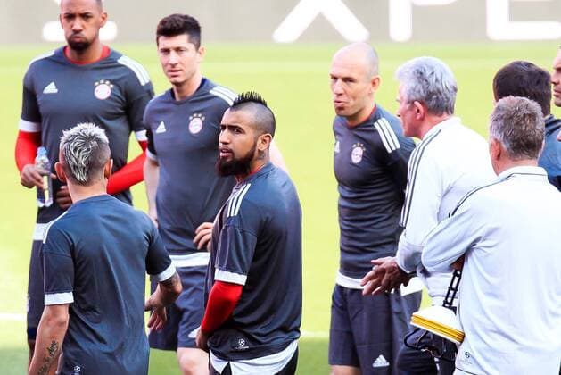 2nd April 2018, Ramon Sanchez Pizjuan, Seville, Spain; UEFA Champions League football, Sevilla versus Bayern Munich, pre match press conference PK Pressekonferenz and training session; Arturo Vidal, Arjen Robben, Robert Lewandoski of Bayern Munich during the training session  ActionPlus12007900