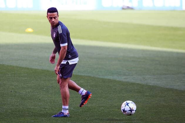 2nd April 2018, Ramon Sanchez Pizjuan, Seville, Spain; UEFA Champions League football, Sevilla versus Bayern Munich, pre match press conference PK Pressekonferenz and training session; Thiago Alcantara of Bayern Munich back-heels a ball during the training session  ActionPlus12007911