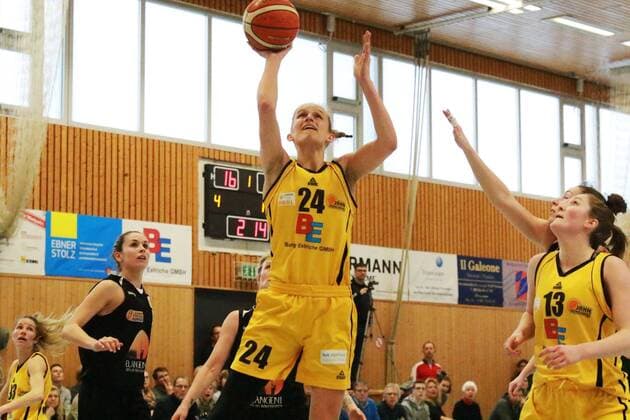 Leonie Fiebich (mit Ball) (Jahn München) Basketball Frauen 2. BL Jahn München - Bad Homburg 31.03.2018