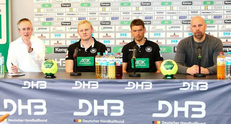 DHB Pressekonferenz Handball Leipzig, 03.04.2018, Lindner Hotel, Pressekonferenz DHB Männer Nationalmannschaft vor dem Länderspiel gegen Serbien , Im Bild v.l.: Pressesprecher Tim Oliver Kalle, Patrick Wiencek, Bundestrainer Christian Prokop und Sportdirektor Axel Kromer ,