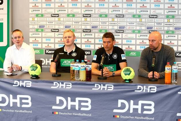 DHB Pressekonferenz Handball Leipzig, 03.04.2018, Lindner Hotel, Pressekonferenz DHB Männer Nationalmannschaft vor dem Länderspiel gegen Serbien , Im Bild v.l.: Pressesprecher Tim Oliver Kalle, Patrick Wiencek, Bundestrainer Christian Prokopund Sportdirektor Axel Kromer ,