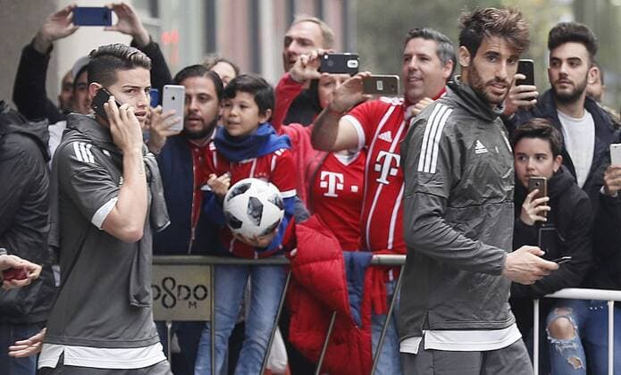 Bayern Munich s Colombian midfielder James Rodriguez (L) and Spanish Javi Martinez, leave the hotel where the team stays at in Seville, Spain, 03 April 2018. Bayern will face Sevilla FC in a Champions League quarter finals first leg soccer match later today at Sanchez Pizjuan stadium. Bayern Munich in Seville !ACHTUNG: NUR REDAKTIONELLE NUTZUNG!  Copyright: xJosexManuelxVidalx GRAF4862 20180403-636583569506822026