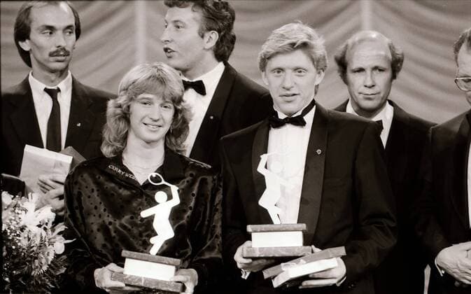 BAU 17.12.1986 Baden-Baden Ehrung Sportler des Jahres, v.l. Steffi Graf und Boris Becker mit ihren Auszeichnungen