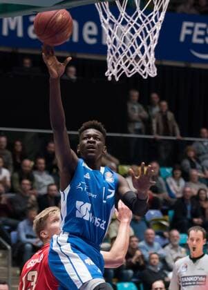 29.03.2018, xblx, Basketball BBL, Frankfurt Skyliners - Giessen 46ers, emspor, v.l. Benjamin Lischka (Giessen 46ers), Isaac Bonga (Fraport Skyliners Frankfurt) Frankfurt am Main