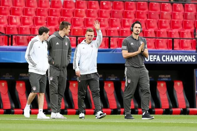 l-r: Sebastian Rudy 19 (FC Bayern Muenchen), Christian Fruechtl 36 (FC Bayern Muenchen), Joshua Kimmich 32 (FC Bayern Muenchen) und Mats Hummels 5 (FC Bayern Muenchen) kommen vor dem Spiel aufs Feld, FC Sevilla vs. FC Bayern Muenchen, Fussball, Viertelfinale, Champions League, 03.04.2018 Sevilla Sevilla Spanien