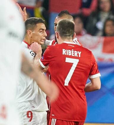 Bilder des Tages - SPORT Franck RIBERY, FCB 7 wuergt Wissam BEN YEDDER, Sevilla 9 FC SEVILLA - FC BAYERN MUENCHEN Viertelfinale Hinspiel, Fussball UEFA Champions League, Sevilla, Spanien 03.04.2018 CL Saison 2017 2018, FCB,