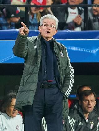Trainer Cheftrainer Jupp HEYNCKES (FCB) gestikuliert und gibt Anweisungen, Aktion, Einzelbild, Einzelaktion, Gestik, Geste, Mimik, Handbewegung, zeigen, deuten FC SEVILLA - FC BAYERN MUENCHEN Viertelfinale Hinspiel, Fussball UEFA Champions League, Sevilla, Spanien 03.04.2018 CL Saison 2017 2018, FCB,