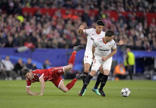 03.04.2018, Fussball UEFA Champions League 2017 2018, Viertelfinale, FC Sevilla - FC Bayern München, im Stadion Ramon Sanchez Pizjuan, Sevilla (Spanien). v.li: Robert Lewandowski (FC Bayern München) gegen Clement Lenglet (FC Sevilla)