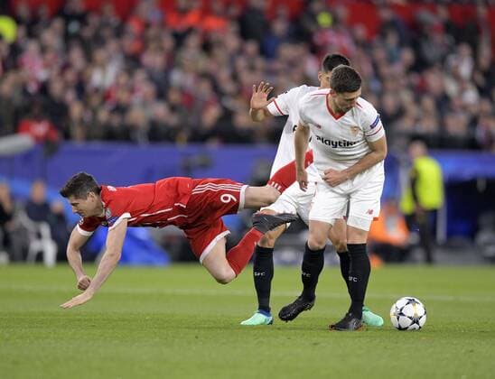 03.04.2018, Fussball UEFA Champions League 2017 2018, Viertelfinale, FC Sevilla - FC Bayern München, im Stadion Ramon Sanchez Pizjuan, Sevilla (Spanien). v.li: Robert Lewandowski (FC Bayern München) gegen Clement Lenglet (FC Sevilla)