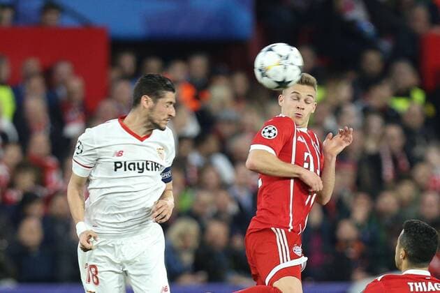 l-r: im Zweikampf, Aktion, Kopfballduell mit Sergio Escudero 18 (FC Sevilla) und Joshua Kimmich 32 (FC Bayern Muenchen), FC Sevilla vs. FC Bayern Muenchen, Fussball, Viertelfinale, Champions League, 03.04.2018 Sevilla Sevilla Spanien