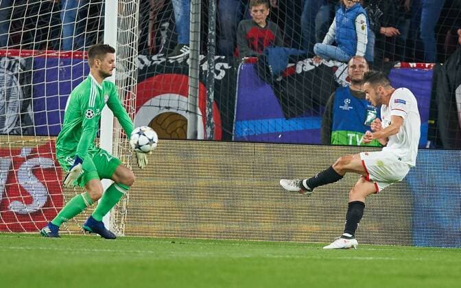 Pablo SARABIA, Sevilla 17 Torschuss, schiesst das Tor zum 1-0 Sven ULREICH, FCB 26 Torwart. FC SEVILLA - FC BAYERN MUENCHEN Viertelfinale Hinspiel, Fussball UEFA Champions League, Sevilla, Spanien 03.04.2018 CL Saison 2017 2018, FCB,