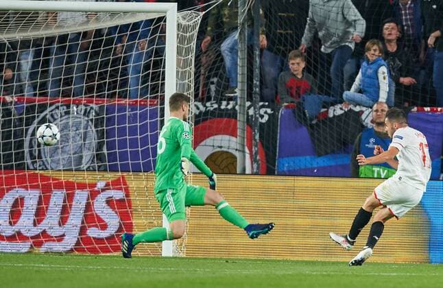 Pablo SARABIA, Sevilla 17 Torschuss, schiesst das Tor zum 1-0 Sven ULREICH, FCB 26 Torwart. FC SEVILLA - FC BAYERN MUENCHEN Viertelfinale Hinspiel, Fussball UEFA Champions League, Sevilla, Spanien 03.04.2018 CL Saison 2017 2018, FCB,