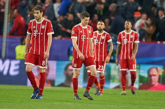 Robert LEWANDOWSKI, FCB 9 Javi MARTINEZ, FCB 8 Arturo VIDAL, FCB 23 Jerome BOATENG (FCB 17) Emotionen, enttaeuscht, Enttaeuschung, Frust, frustriert, Trauer ,traurig, verzweifelt, Verzweiflung nach 1-0 FC SEVILLA - FC BAYERN MUENCHEN Viertelfinale Hinspiel, Fussball UEFA Champions League, Sevilla, Spanien 03.04.2018 CL Saison 2017 2018, FCB,