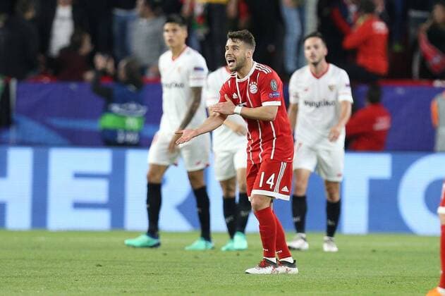 Juan Bernat 14 (FC Bayern Muenchen) sauer zeigt auf Handspiel, FC Sevilla vs. FC Bayern Muenchen, Fussball, Viertelfinale, Champions League, 03.04.2018 Sevilla Sevilla Spanien