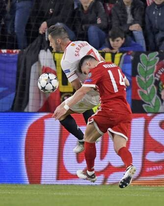 03.04.2018, Fussball UEFA Champions League 2017 2018, Viertelfinale, FC Sevilla - FC Bayern München, im Stadion Ramon Sanchez Pizjuan, Sevilla (Spanien). v.li: Pablo Sarabia (FC Sevilla) beim Zweikampf gegen Juan Bernat (FC Bayern München) kurz vor dem Tor zum 1:0, Juan Bernat (FC Bayern München) reklamiert in dieser Szene auf Handspiel von Pablo Sarabia (FC Sevilla).