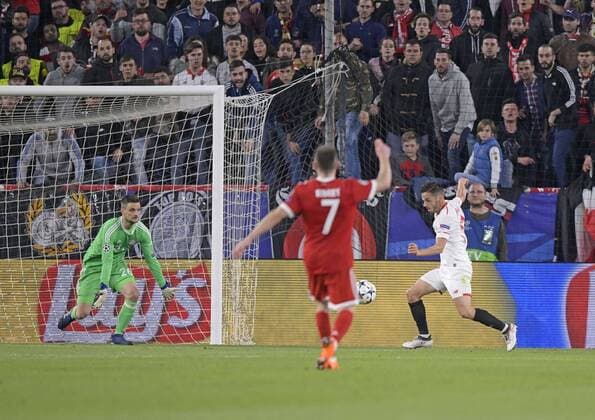 03.04.2018, Fussball UEFA Champions League 2017 2018, Viertelfinale, FC Sevilla - FC Bayern München, im Stadion Ramon Sanchez Pizjuan, Sevilla (Spanien). re: Pablo Sarabia (FC Sevilla) Torschuss zum 1:0 gegen Torwart Sven Ulreich (FC Bayern München).
