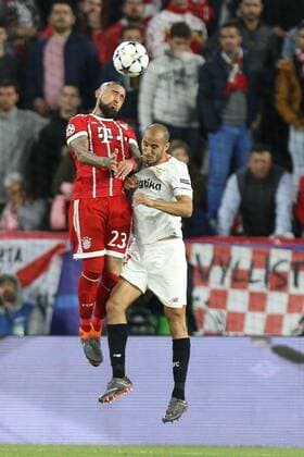 l-r: im Zweikampf, Aktion, Kopfballduell mit Arturo Vidal 23 (FC Bayern Muenchen) und Guido Pizarro 14 (FC Sevilla), FC Sevilla vs. FC Bayern Muenchen, Fussball, Viertelfinale, Champions League, 03.04.2018 Sevilla Sevilla Spanien