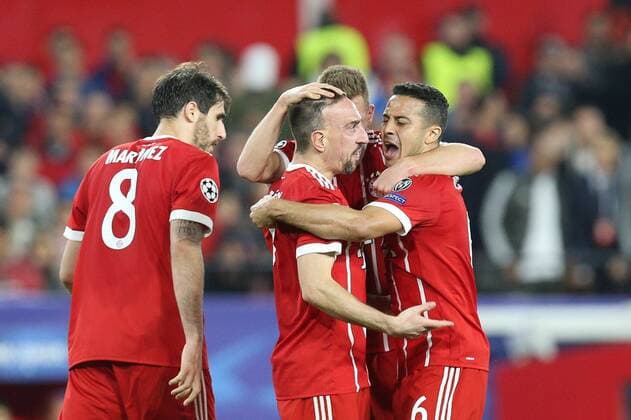 l-r: Torjubel von Javi Martinez 8 (FC Bayern Muenchen), Franck Ribery 7 (FC Bayern Muenchen), Thiago Alcantara 6 (FC Bayern Muenchen) zum Ausgleich 1:1, FC Sevilla vs. FC Bayern Muenchen, Fussball, Viertelfinale, Champions League, 03.04.2018 Sevilla Sevilla Spanien