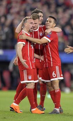03.04.2018, Fussball UEFA Champions League 2017 2018, Viertelfinale, FC Sevilla - FC Bayern München, im Stadion Ramon Sanchez Pizjuan, Sevilla (Spanien). Torjubel Franck Ribery (li, FC Bayern München) mit Thiago (FC Bayern München) und Joshua Kimmich (FC Bayern München).