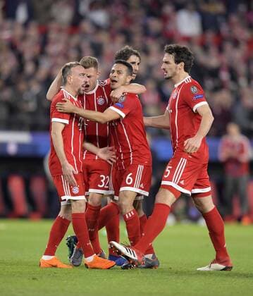 03.04.2018, Fussball UEFA Champions League 2017 2018, Viertelfinale, FC Sevilla - FC Bayern München, im Stadion Ramon Sanchez Pizjuan, Sevilla (Spanien). Torjubel Franck Ribery (li, FC Bayern München) mit Thiago (FC Bayern München) und Joshua Kimmich (FC Bayern München).