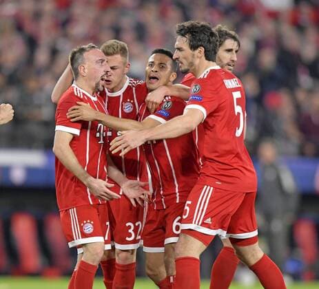 Themen der Woche - SPORT Bilder des Tages - SPORT 03.04.2018, Fussball UEFA Champions League 2017 2018, Viertelfinale, FC Sevilla - FC Bayern München, im Stadion Ramon Sanchez Pizjuan, Sevilla (Spanien). Torjubel Franck Ribery (li, FC Bayern München) mit Thiago (FC Bayern München), Mats Hummels (Bayern München) und Joshua Kimmich (FC Bayern München).