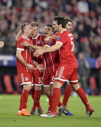 03.04.2018, Fussball UEFA Champions League 2017 2018, Viertelfinale, FC Sevilla - FC Bayern München, im Stadion Ramon Sanchez Pizjuan, Sevilla (Spanien). Torjubel Franck Ribery (li, FC Bayern München) mit Thiago (FC Bayern München), Mats Hummels (Bayern München) und Joshua Kimmich (FC Bayern München).
