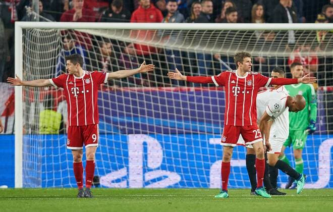 Robert LEWANDOWSKI, FCB 9 Thomas MUELLER, MÜLLER, FCB 25 gestikuliert und gibt Anweisungen, Aktion, Einzelbild, Einzelaktion, Gestik, Geste, Mimik, Handbewegung, zeigen, deuten FC SEVILLA - FC BAYERN MUENCHEN Viertelfinale Hinspiel, Fussball UEFA Champions League, Sevilla, Spanien 03.04.2018 CL Saison 2017 2018, FCB,