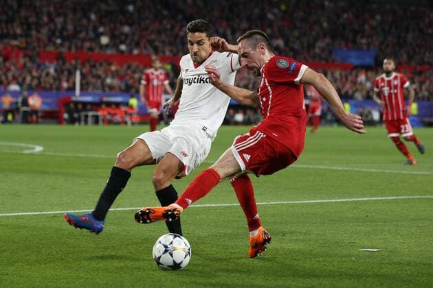 l-r: im Zweikampf, Aktion, mit Jesus Navas 16 (FC Sevilla) und Franck Ribery 7 (FC Bayern Muenchen), FC Sevilla vs. FC Bayern Muenchen, Fussball, Viertelfinale, Champions League, 03.04.2018 Sevilla Sevilla Spanien