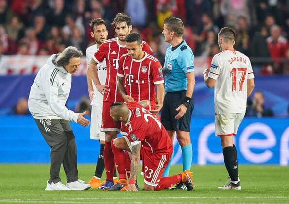 Arturo VIDAL, FCB 23 Dr. Hans-Wilhelm Müller-Wohlfahrt, FCB Mannschaftsarzt, Verletzung, Verstauchung, Zerrung, Tape, Verband, Tapeverband, Wunde, Verletzung, Eis, Druckverband, Kompression, Kompressionsverband FC SEVILLA - FC BAYERN MUENCHEN Viertelfinale Hinspiel, Fussball UEFA Champions League, Sevilla, Spanien 03.04.2018 CL Saison 2017 2018, FCB,