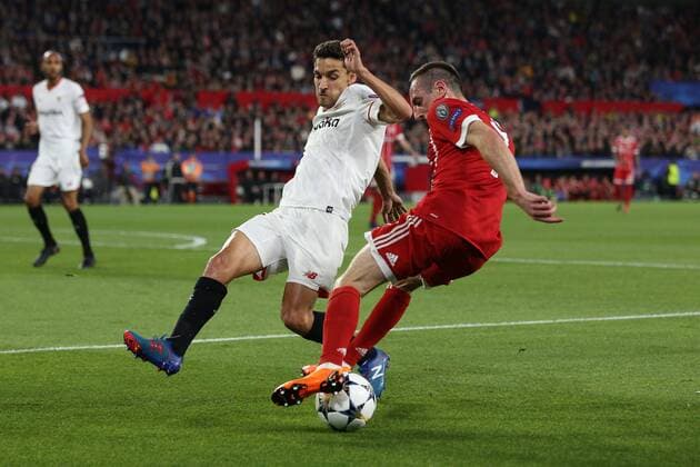 l-r: im Zweikampf, Aktion, mit Jesus Navas 16 (FC Sevilla) und Franck Ribery 7 (FC Bayern Muenchen), FC Sevilla vs. FC Bayern Muenchen, Fussball, Viertelfinale, Champions League, 03.04.2018 Sevilla Sevilla Spanien