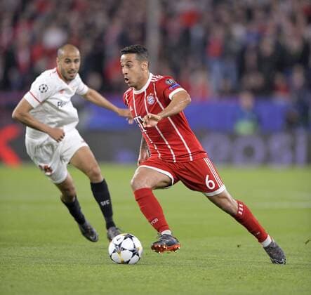03.04.2018, Fussball UEFA Champions League 2017 2018, Viertelfinale, FC Sevilla - FC Bayern München, im Stadion Ramon Sanchez Pizjuan, Sevilla (Spanien). re: Thiago (FC Bayern München) am Ball.