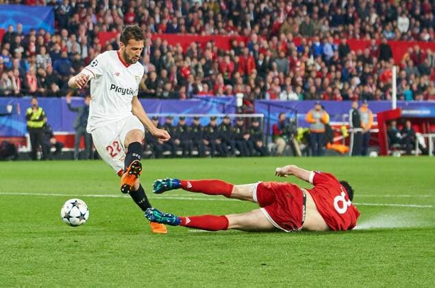 Bilder des Tages - SPORT Javi MARTINEZ, FCB 8 rettet vor Franco VAZQUEZ, Sevilla 22 FC SEVILLA - FC BAYERN MUENCHEN Viertelfinale Hinspiel, Fussball UEFA Champions League, Sevilla, Spanien 03.04.2018 CL Saison 2017 2018, FCB,