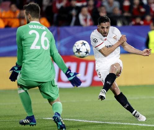 Sevilla s Pablo Sarabia (R) scores the first goal against Bayern a goalkeeper Sven Ulreich during the UEFA Champions League quarter-final first leg match between Sevilla FC and Bayern Munich at the Ramon Sanchez-Pizjuan stadium in Seville, Spain, 03 April 2018. Sevilla FC vs. Bayern Munich !ACHTUNG: NUR REDAKTIONELLE NUTZUNG!  Copyright: xJosexManuelxVidalx SEV14 20180403-636583891838515005