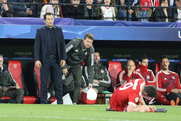 l-r: Sportdirektor Hasan Salihamidzic (FC Bayern Muenchen) schaut nach Robert Lewandowski 9 (FC Bayern Muenchen) der am Boden liegt, FC Sevilla vs. FC Bayern Muenchen, Fussball, Viertelfinale, Champions League, 03.04.2018 Sevilla Sevilla Spanien