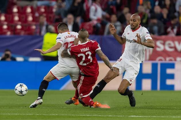 Spain, Sevilla 03.04.2018, UEFA Champions League - 2017 18 Season, Quarter-finals, First leg, Sevilla FC - FC Bayern Muenchen, Pablo Sarabia (FCS) Steven N Zonzi (FCS) und Arturo Erasmo Vidal (FCB) im Zweikampf ( DeFodi048