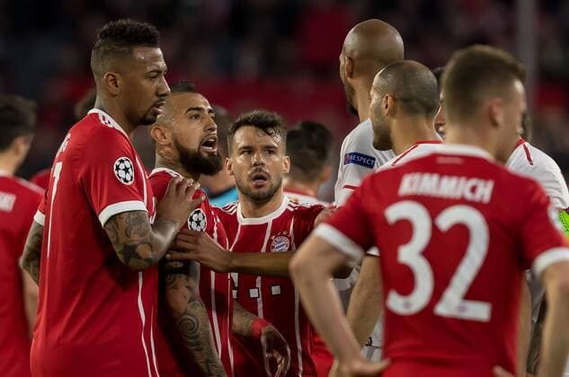 Spain, Sevilla 03.04.2018, UEFA Champions League - 2017 18 Season, Quarter-finals, First leg, Sevilla FC - FC Bayern Muenchen, Arturo Erasmo Vidal (FCB) Guido Pizarro (FCS) auseinandersetzung ( DeFodi048