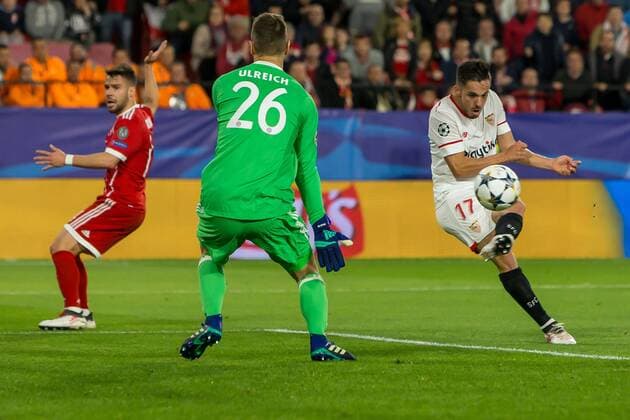 Spain, Sevilla 03.04.2018, UEFA Champions League - 2017 18 Season, Quarter-finals, First leg, Sevilla FC - FC Bayern Muenchen, Tor zum 1:0 Torschuetze Pablo Sarabia (FCS) und Torwart Sven Ulreich (FCB) im Zweikampf ( DeFodi048
