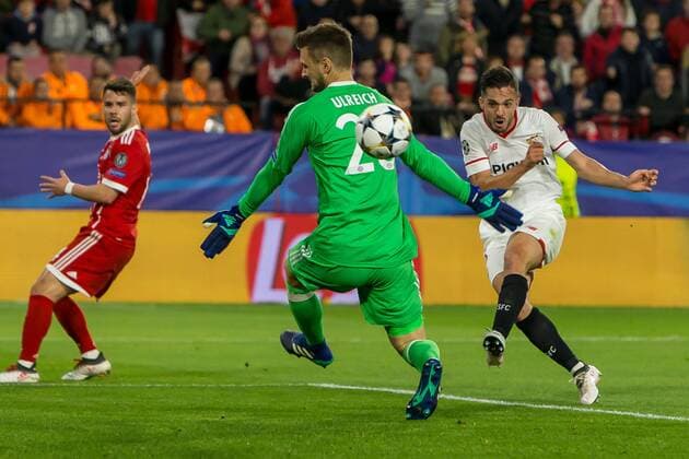 Bilder des Tages - SPORT Spain, Sevilla 03.04.2018, UEFA Champions League - 2017 18 Season, Quarter-finals, First leg, Sevilla FC - FC Bayern Muenchen, Tor zum 1:0 Torschuetze Pablo Sarabia (FCS) und Torwart Sven Ulreich (FCB) im Zweikampf ( DeFodi048