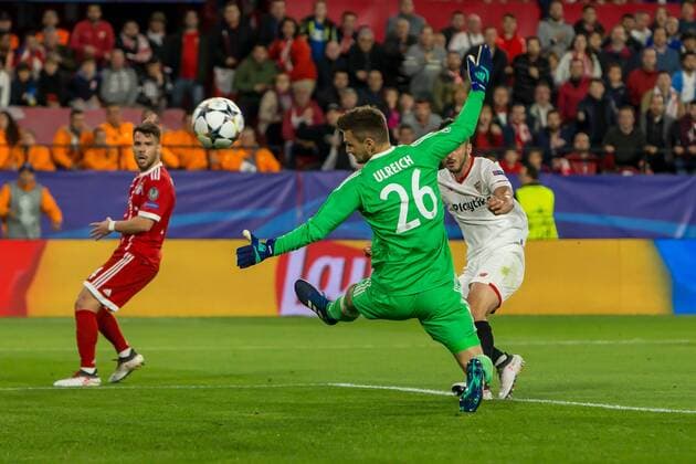 Spain, Sevilla 03.04.2018, UEFA Champions League - 2017 18 Season, Quarter-finals, First leg, Sevilla FC - FC Bayern Muenchen, Tor zum 1:0 Torschuetze Pablo Sarabia (FCS) und Torwart Sven Ulreich (FCB) im Zweikampf ( DeFodi048
