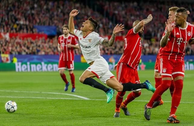 Spain, Sevilla 03.04.2018, UEFA Champions League - 2017 18 Season, Quarter-finals, First leg, Sevilla FC - FC Bayern Muenchen, Joaquin Correa (FCS) und Arturo Erasmo Vidal (FCB) im Zweikampf ( DeFodi048