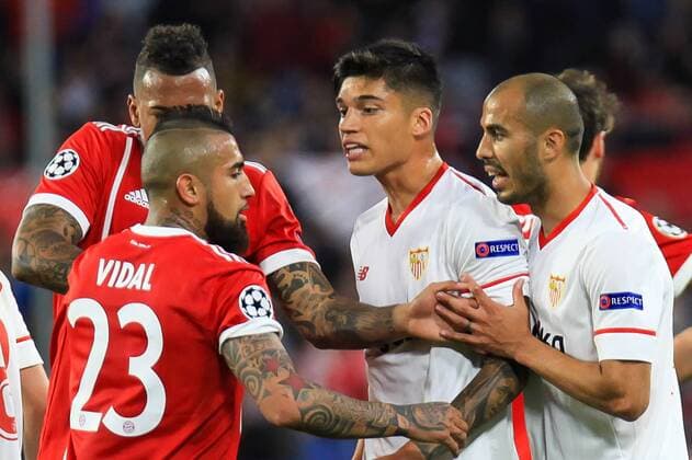 3rd April 2018, Ramon Sanchez Pizjuan, Seville, Spain; UEFA Champions League football, quarter final 1st leg, Sevilla versus Bayern Munich; Arturo Vidal and Boateng of Bayern Munich argue with Tucu Correa and Pizarro of Sevilla FC  ActionPlus12008144