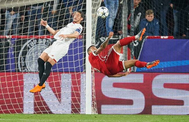 Bilder des Tages - SPORT Thiago ALCANTARA, FCB 6 Zweikampf , Aktion um den Ball gegen Sergio ESCUDERO, Sevilla 18 Fallrueckzieher Seitfallzieher Volley Volleyschuss spektakulaere Aktion Einzelaktion mit Ball, Ganzfigur, Freisteller, Einzelbild, Hochformat, Aktion, Ganzkoerper, Einzelaufnahmen, Action Ballannahme, Ballbehandlung Torschuss Schuss aufs Tor FC SEVILLA - FC BAYERN MUENCHEN Viertelfinale Hinspiel, Fussball UEFA Champions League, Sevilla, Spanien 03.04.2018 CL Saison 2017 2018, FCB,