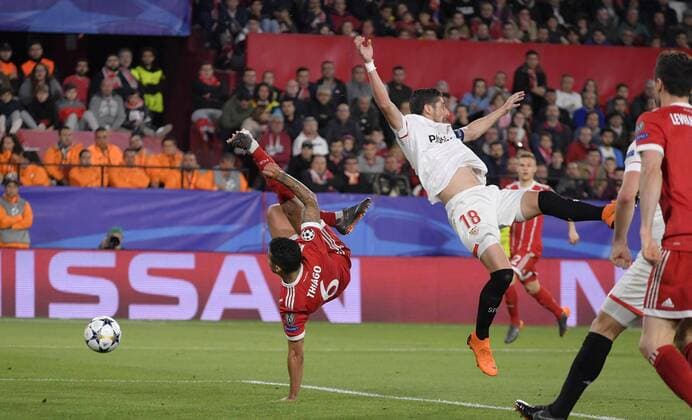 03.04.2018, Fussball UEFA Champions League 2017 2018, Viertelfinale, FC Sevilla - FC Bayern München, im Stadion Ramon Sanchez Pizjuan, Sevilla (Spanien). v.li: Thiago (FC Bayern München) mit Seitfallzieher, gegen Sergio Escudero (FC Sevilla).