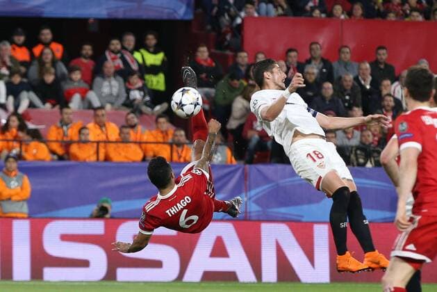 l-r: im Zweikampf, Aktion, mit Thiago Alcantara 6 (FC Bayern Muenchen) mit Fallrueckzieher, Sergio Escudero 18 (FC Sevilla), FC Sevilla vs. FC Bayern Muenchen, Fussball, Viertelfinale, Champions League, 03.04.2018 Sevilla Sevilla Spanien