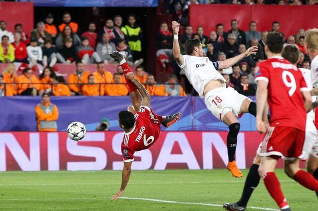 Bilder des Tages - SPORT l-r: im Zweikampf, Aktion, mit Thiago Alcantara 6 (FC Bayern Muenchen) mit Fallrueckzieher, Sergio Escudero 18 (FC Sevilla), FC Sevilla vs. FC Bayern Muenchen, Fussball, Viertelfinale, Champions League, 03.04.2018 Sevilla Sevilla Spanien