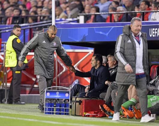 03.04.2018, Fussball UEFA Champions League 2017 2018, Viertelfinale, FC Sevilla - FC Bayern München, im Stadion Ramon Sanchez Pizjuan, Sevilla (Spanien). Arturo Vidal (FC Bayern München) komt nach der Verletzungsbedingten Auswechslung von der Behandlung aus der Kabine.