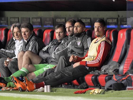03.04.2018, Fussball UEFA Champions League 2017 2018, Viertelfinale, FC Sevilla - FC Bayern München, im Stadion Ramon Sanchez Pizjuan, Sevilla (Spanien). Arturo Vidal (2.v.re, FC Bayern München) sitzt nach der Verletzungsbedingten Auswechslung auf der Bank.