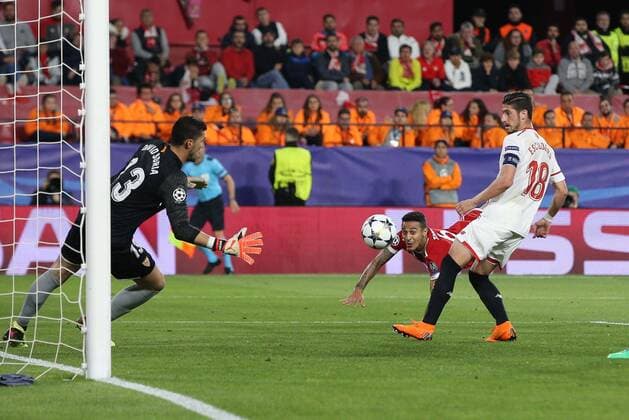 l-r: David Soria 13 (FC Sevilla), Thiago Alcantara 6 (FC Bayern Muenchen) trifft das Tor zum 1:2, Sergio Escudero 18 (FC Sevilla), FC Sevilla vs. FC Bayern Muenchen, Fussball, Viertelfinale, Champions League, 03.04.2018 Sevilla Sevilla Spanien