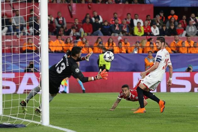 Bilder des Tages - SPORT l-r: im Zweikampf, Aktion, mit Thiago Alcantara 6 (FC Bayern Muenchen) mit Fallrueckzieher, Sergio Escudero 18 (FC Sevilla), FC Sevilla vs. FC Bayern Muenchen, Fussball, Viertelfinale, Champions League, 03.04.2018 Sevilla Sevilla Spanien