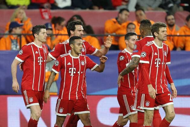 l-r: Torjubel von Robert Lewandowski 9 (FC Bayern Muenchen), Thiago Alcantara 6 (FC Bayern Muenchen), Mats Hummels 5 (FC Bayern Muenchen), Thomas Mueller 25 (FC Bayern Muenchen) zum 1:2, FC Sevilla vs. FC Bayern Muenchen, Fussball, Viertelfinale, Champions League, 03.04.2018 Sevilla Sevilla Spanien